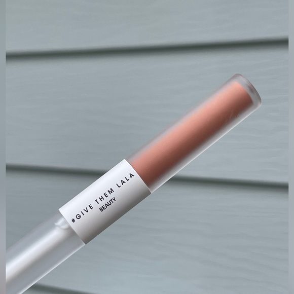 GIVE THEM LALA Beauty Matte & Moisture 2 in 1 Lip Duo Wand In Birthday Suit - Picture 3 of 10